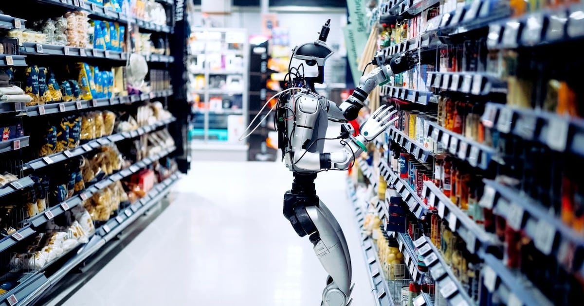 Una cadena danesa entrena robots humanoides para reponer góndolas durante el horario de cierre
