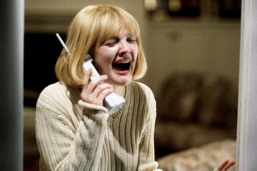 La frase que Wes Craven le susurraba a Drew Barrymore para hacerla llorar de verdad en la primera escena de Scream