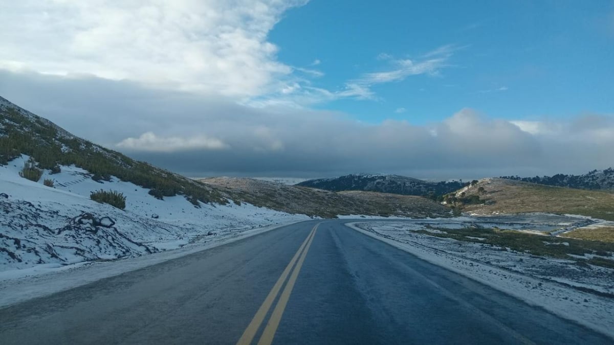 La cordillera neuquina se cruza con paciencia: dos pasos abiertos, calzada húmeda y las cadenas como única compañía segura
