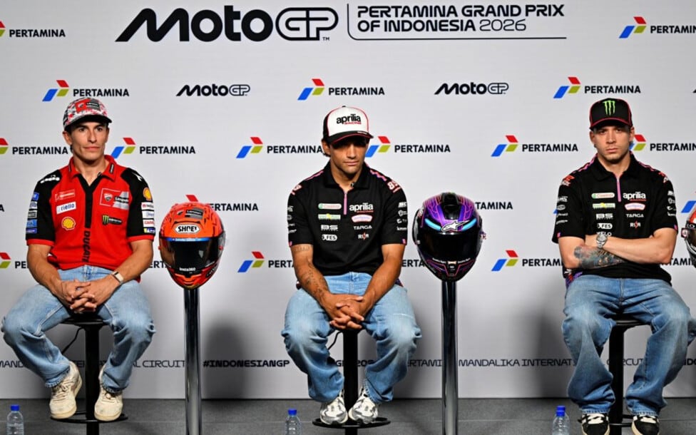 Aprilia mira el espejo y se pregunta si le conviene dejar de jugar limpio