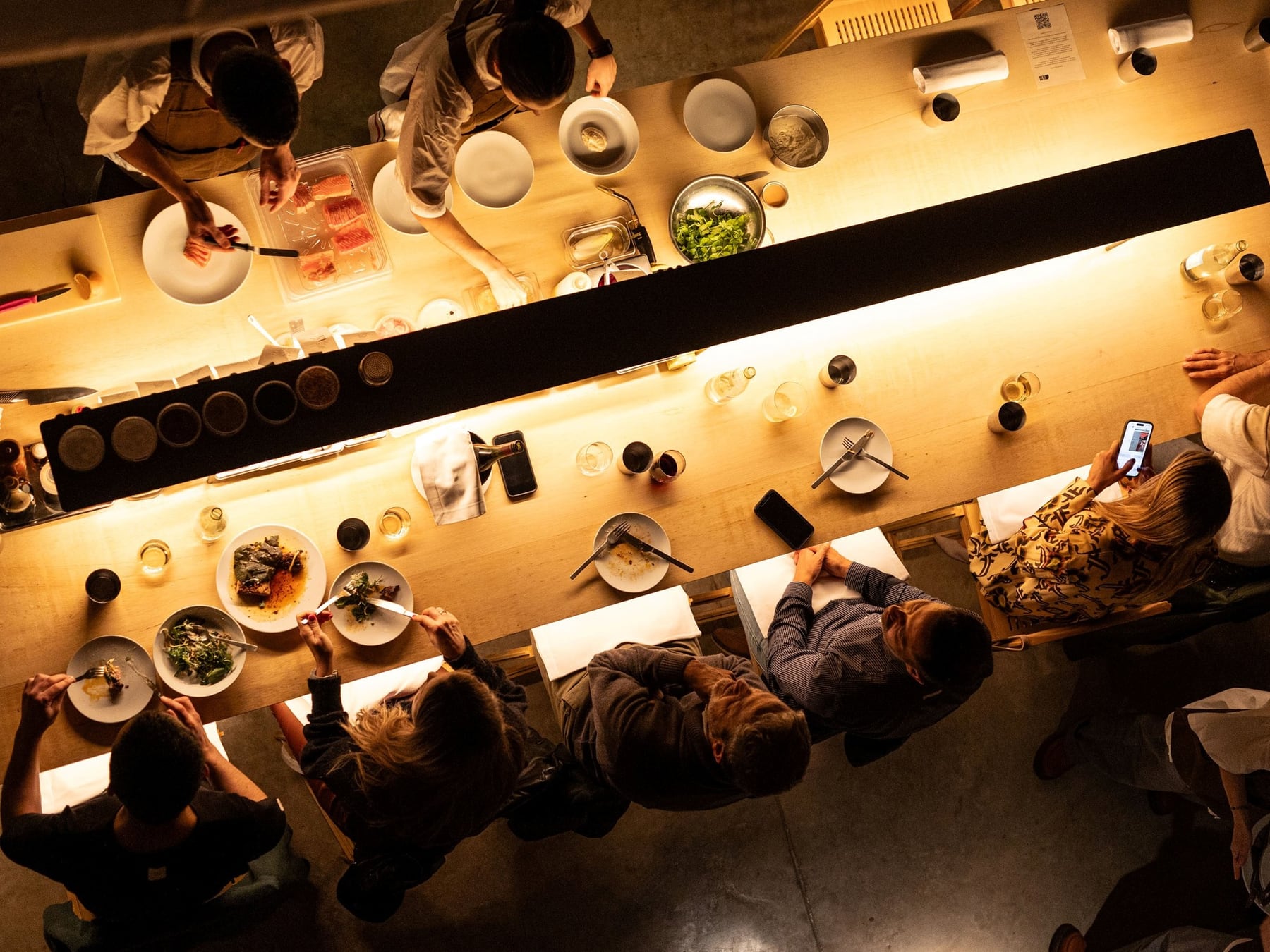 En Buenos Aires, comer es hoy una decisión más medida: se come menos, se gasta con más cuidado y el celular se sentó a la mesa