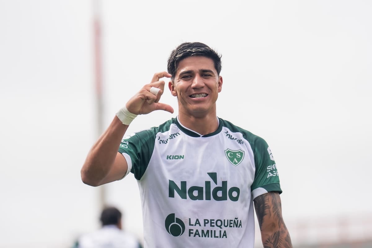 Marabel y el fierro que casi le roba el sueño: el nueve de Sarmiento va por la cima de goleadores ante River