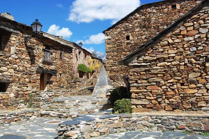 Umbralejo: el pueblo de pizarra que volvió a la vida en la sierra de Guadalajara