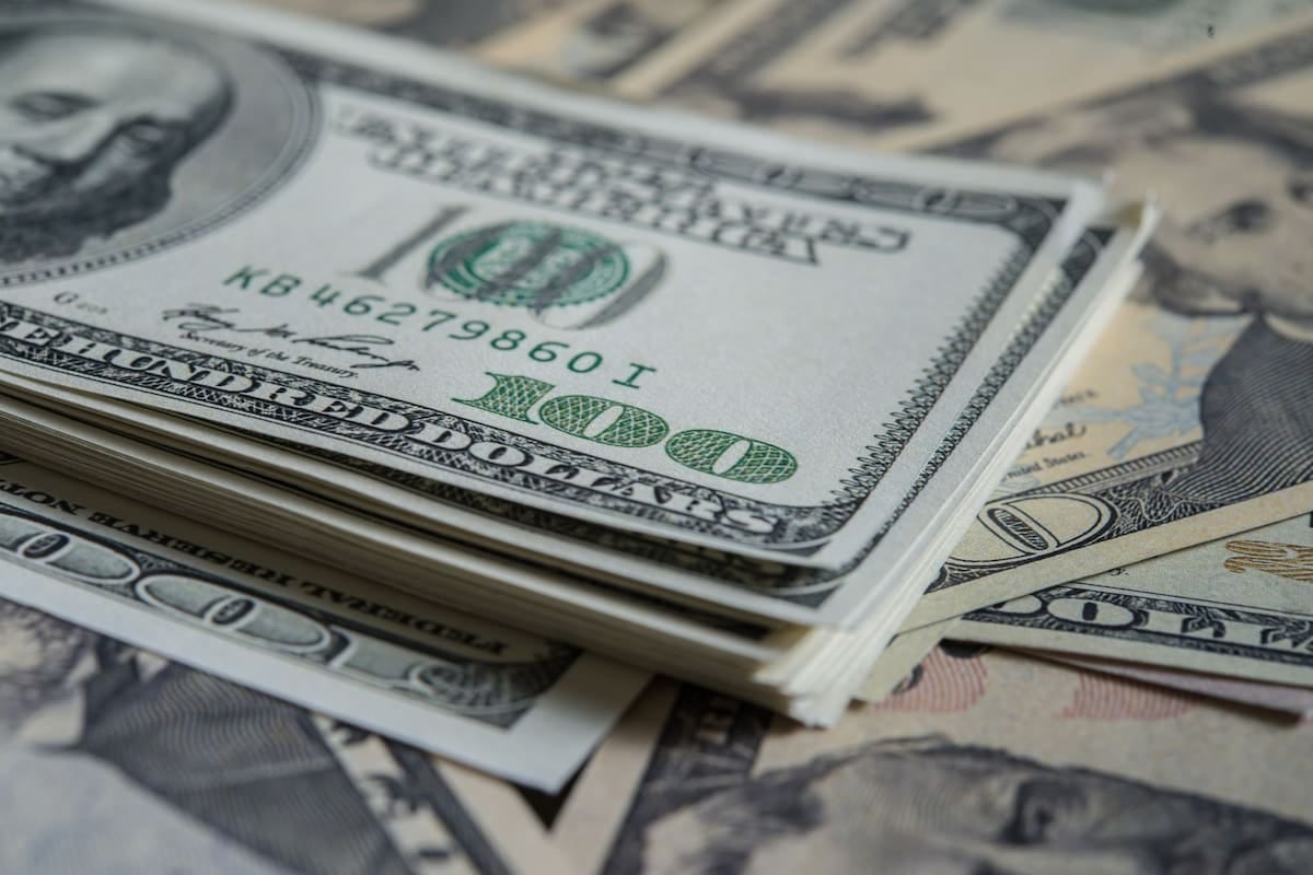 Con el dólar pisado y un techo que se aleja, la calma cambiaria se vuelve costumbre y la pregunta es hasta cuándo