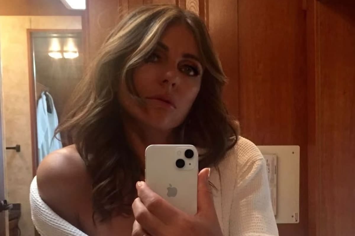 Hurley volvió al set de The Burbs con flores, selfies y el misterio del anillo