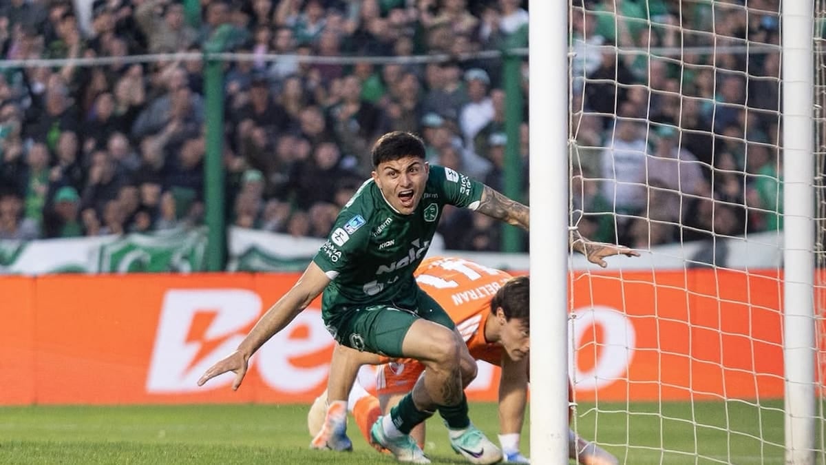 Sarmiento no perdona ni a River ni al calor de Junín y se prende arriba
