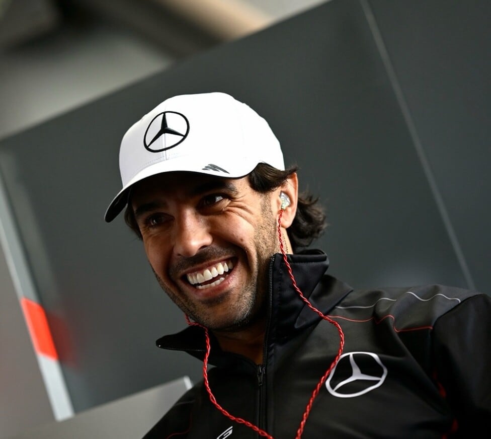 Urcera se prende fuego con el Mercedes y se queda sin paraguas en el TC