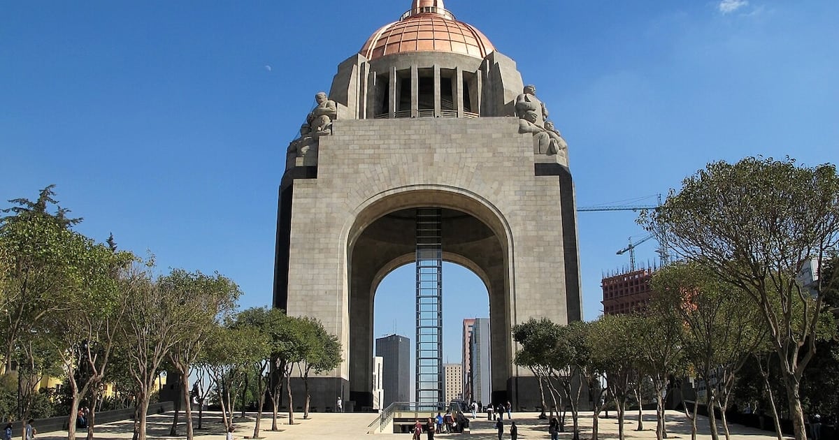 El gigante de acero que la Revolución mexicana dejó a medio camino y hoy corona la Plaza de la República