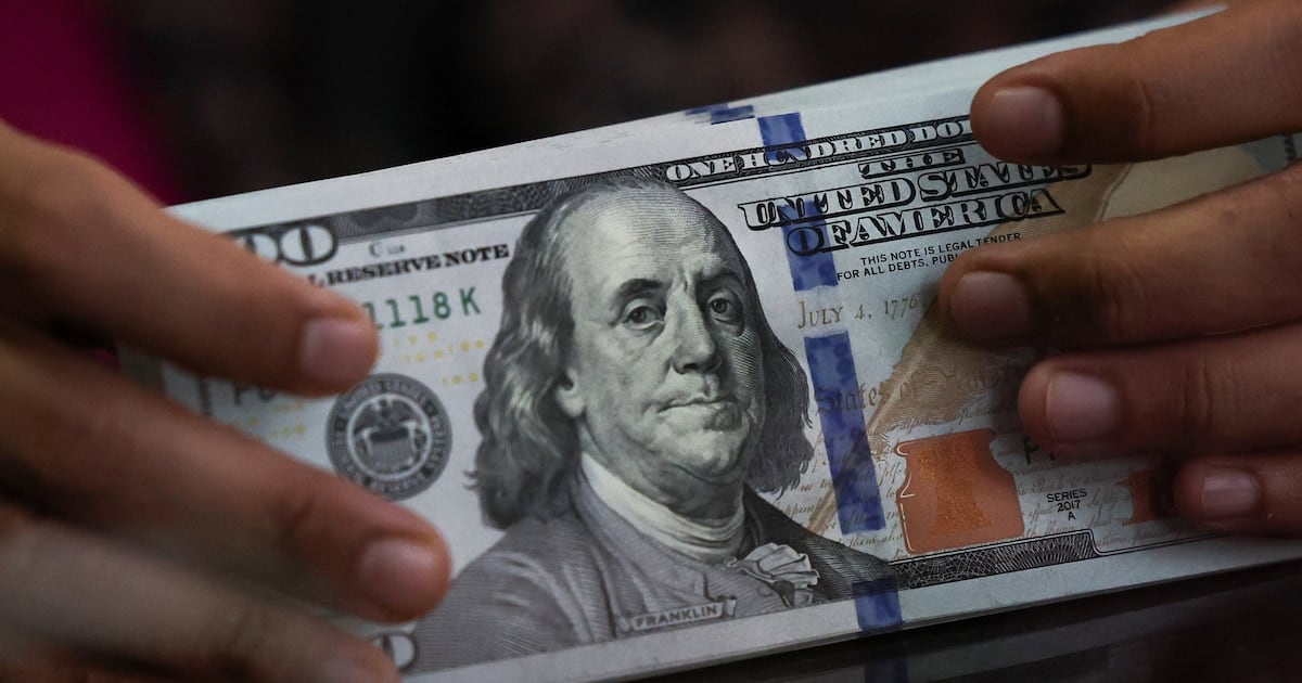 El dólar cerró en $1.535 y la brecha con la inflación vuelve a quedar en el centro de la escena