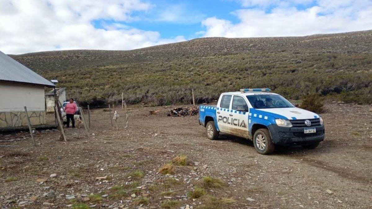 Una semana a oscuras y con la heladera vacía: cómo la Policía llegó hasta una mamá y sus tres hijos varados en la meseta neuquina