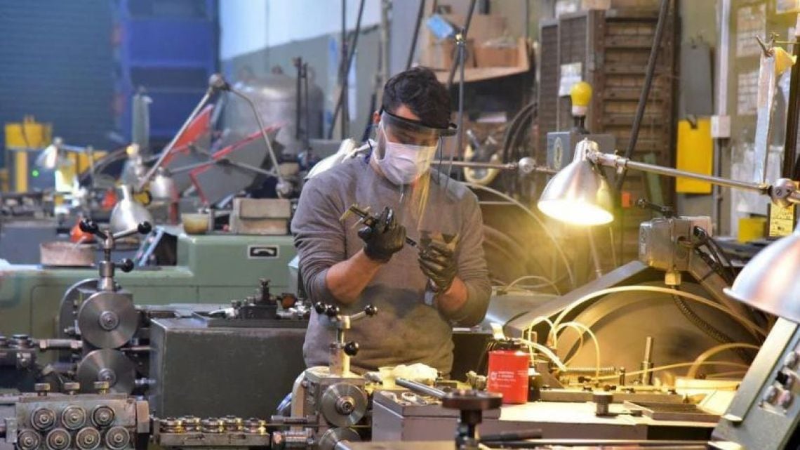 La industria corre al 58,5% de su capacidad y la informalidad se vuelve la única salida para los trabajadores que quedan afuera