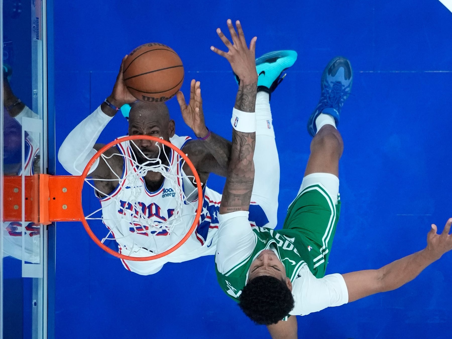 A los 41, LeBron volvió a volar: el alley-oop que enmudeció Filadelfia en una noche que recién empieza