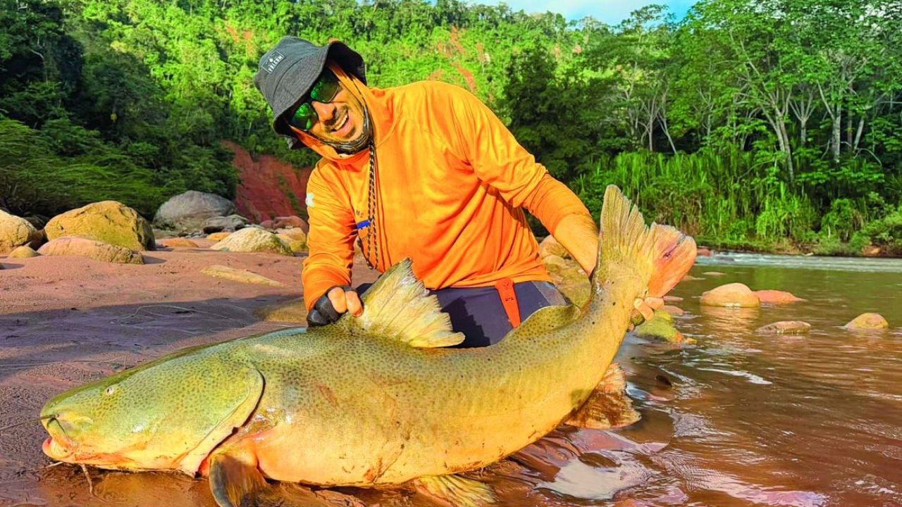 A más de 1.800 kilómetros de Posadas, un río amazónico donde se pescan peces de 25 kilos y la ciudad queda atrás