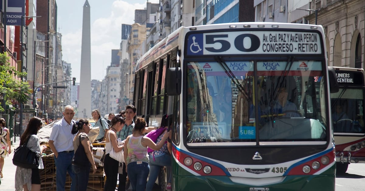 Colectivos del AMBA al borde de un recorte de frecuencias: el costo real del boleto triplica lo que paga el pasajero