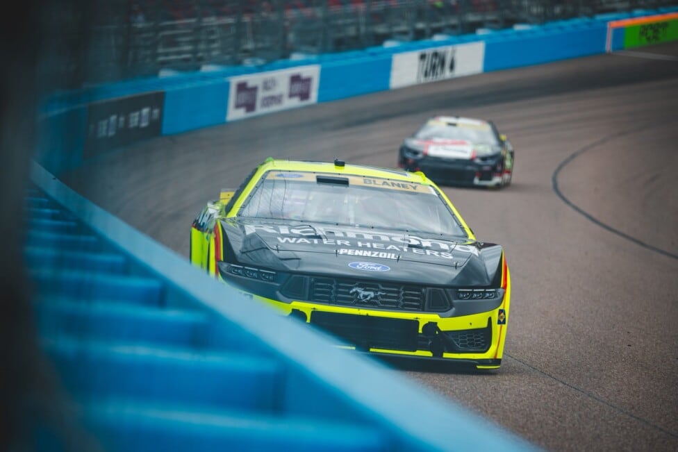 Blaney se quedó con todo y Larson se quedó pagando en Phoenix: pole para uno, pesadilla para el otro