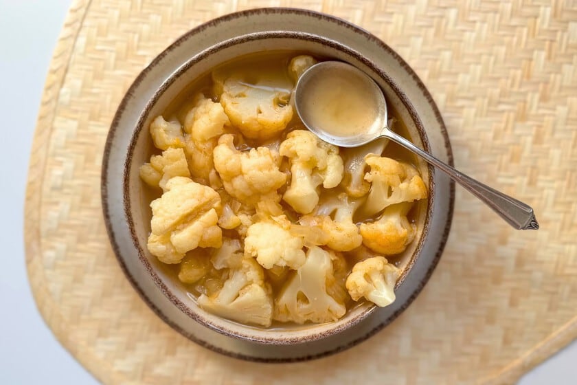 La sopa de coliflor que se come con cuchara grande: la versión en trozos que compite con la crema
