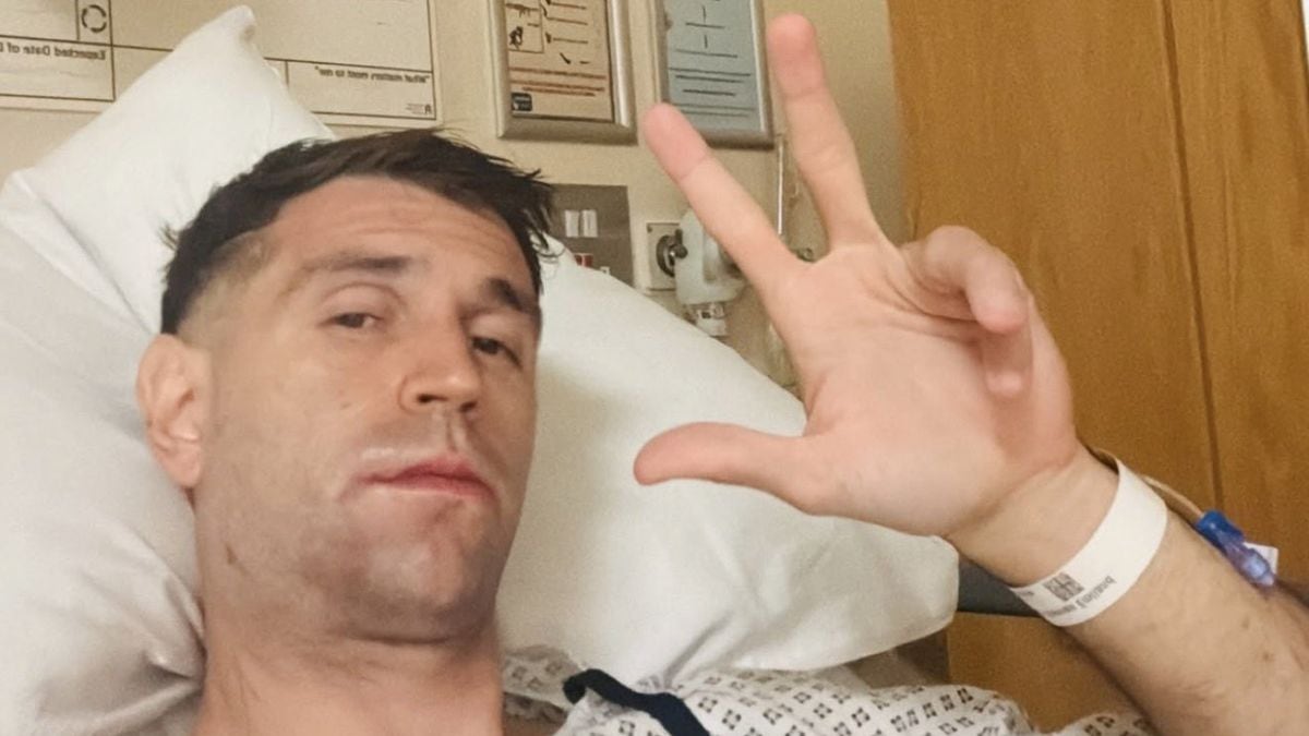 Dibu Martínez y la mandíbula rota: el campeón del mundo se hace un hombre nuevo y vuelve en un mes largo