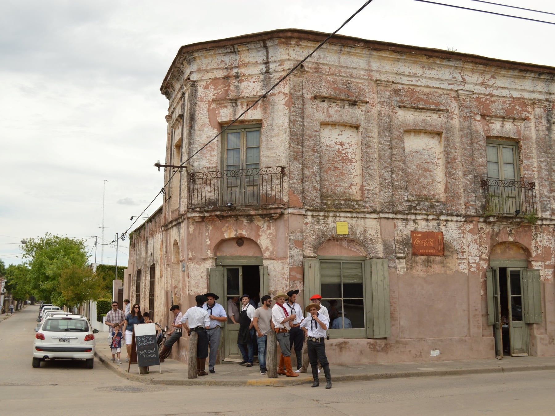 San Antonio de Areco, a 113 kilómetros: el pueblo gaucho que se reinventa entre plateros, diseñadores y una galería al aire libre
