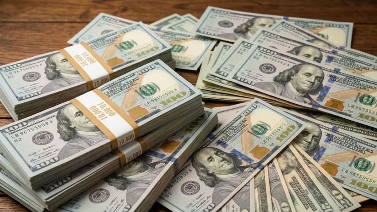 El blue se sostiene en $1.555 y la brecha con el oficial se reduce a veinte monedas: la pulseada que se juega en la góndola
