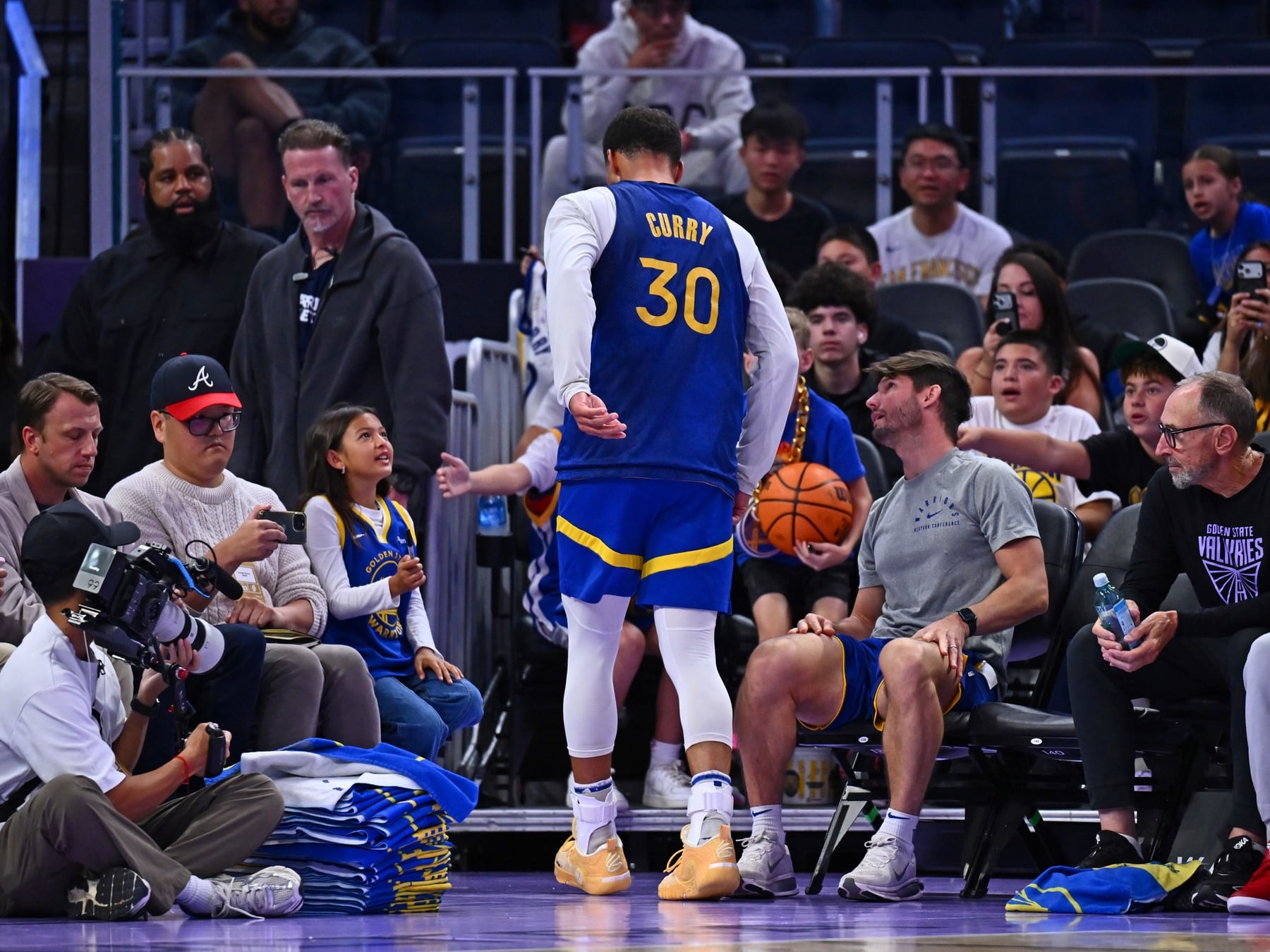Curry aceptó cobrar menos, aceptó estirar su leyenda y aceptó un tobillo en el camino
