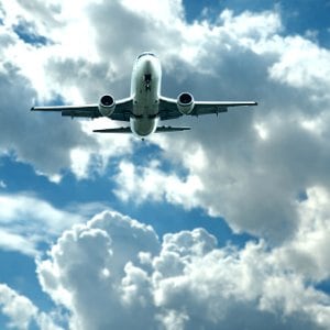 Volar desde la Argentina: cada pasaje al exterior paga el 37% de impuestos y se consolida como el récord de la región