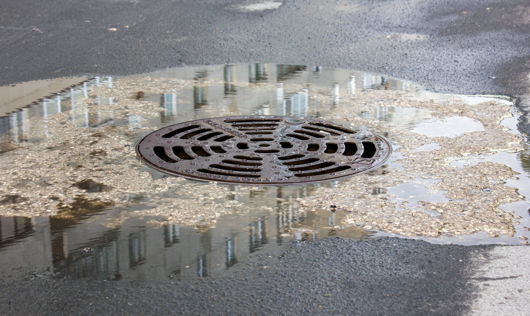 Tormentas en Neuquén: el manual que muchos recién descubren cuando el agua ya les entra por la puerta