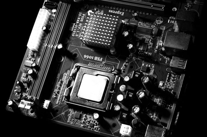 Gigabyte le pone cara de anime al hardware: dos placas madre blancas con ADN gamer para los que arman la PC como si fuera una vitrina