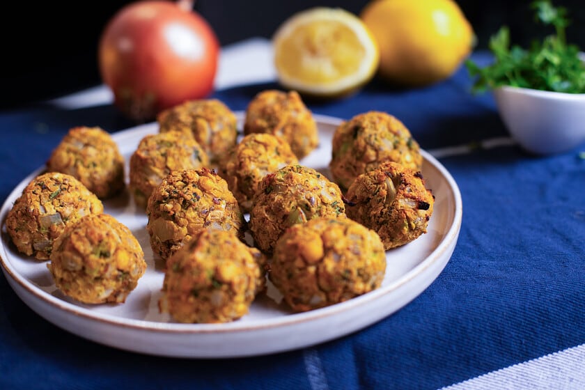 Bolitas de garbanzos y brócoli al horno: una receta vegana que se arma en una sola bandeja