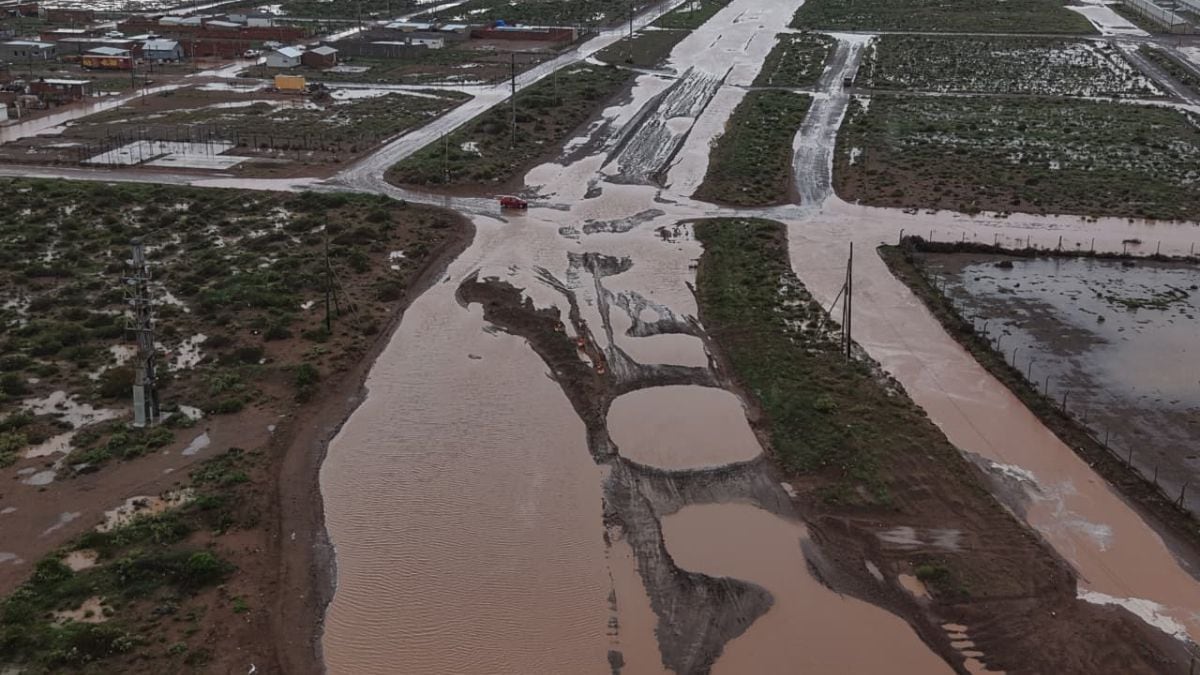La tormenta dejó anegadas calles de Añelo y activó la asistencia a 25 familias