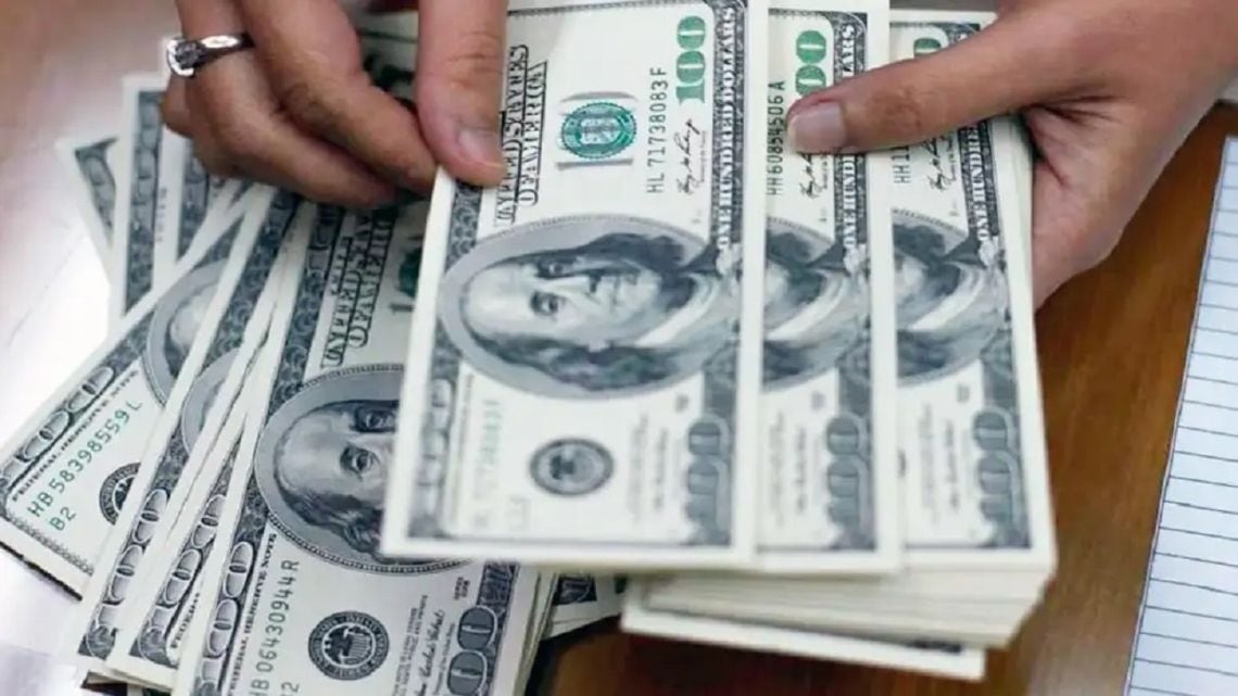 El dólar oficial alcanzó un nuevo máximo y redujo la brecha con el blue al 2,5%