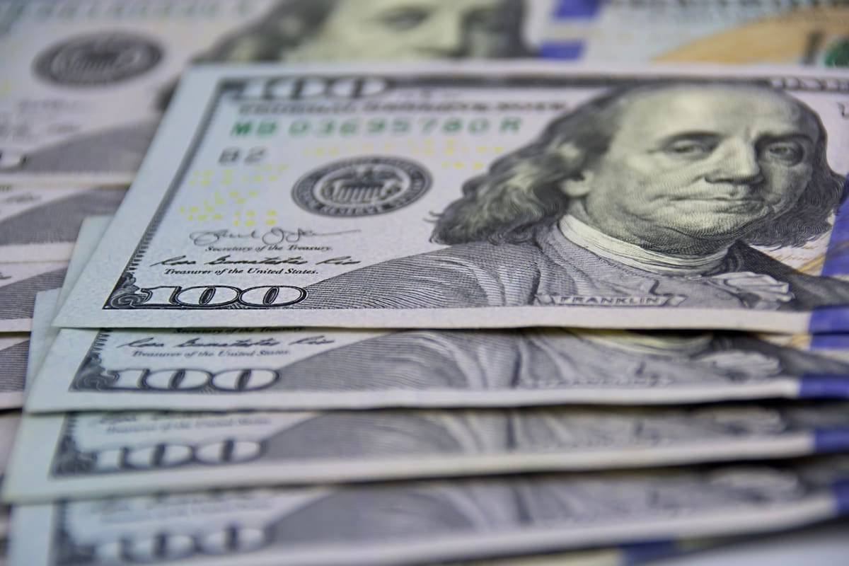El dólar queda en $1.550 y la brecha con el blue se reduce a $10