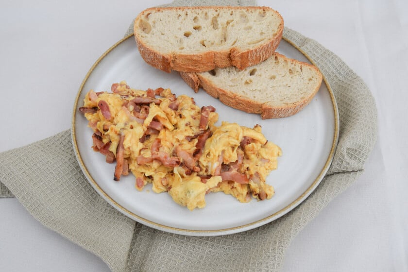 Huevos revueltos con bacon: cómo lograr una textura cremosa sin complicarse
