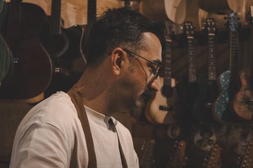 Saúl Pérez Zibana transforma la madera en instrumentos y sostiene un oficio que crece en Neuquén