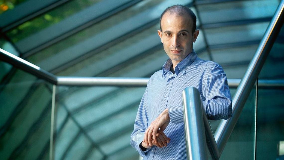 La inteligencia artificial y el poder de decidir sobre la plata: la advertencia de Harari